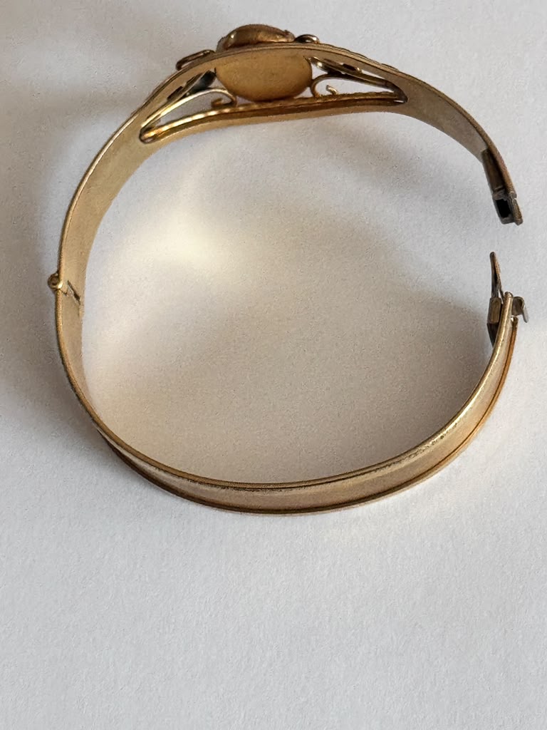 Timeless Beauty Cameo hinged Bracelet