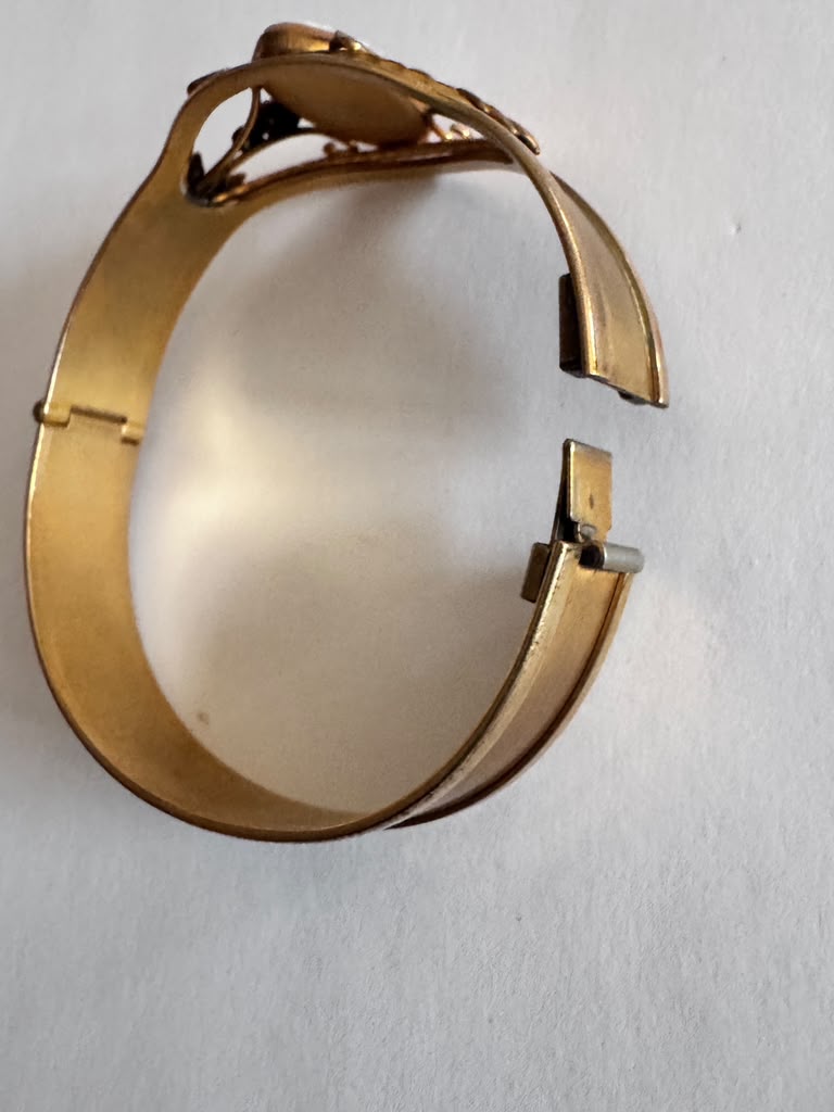 Timeless Beauty Cameo hinged Bracelet