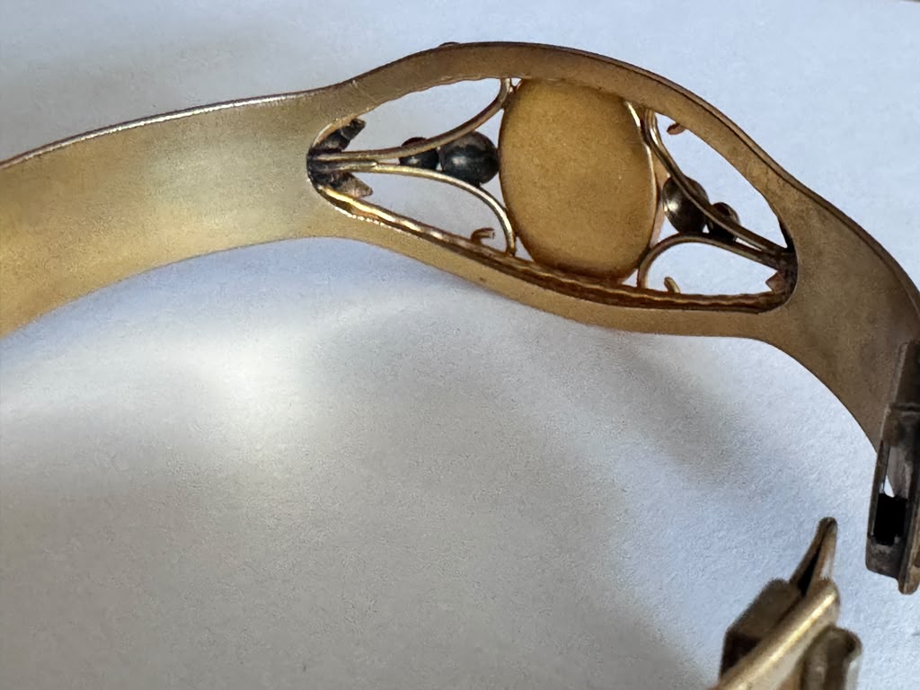 Timeless Beauty Cameo hinged Bracelet